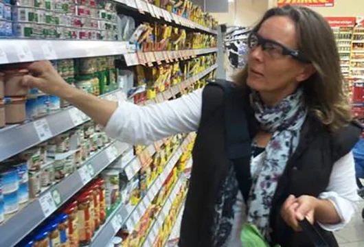 Die g/d/p Shopperbrille ermöglicht eine unauffällige POS-Beobachtung aus Shoppersicht