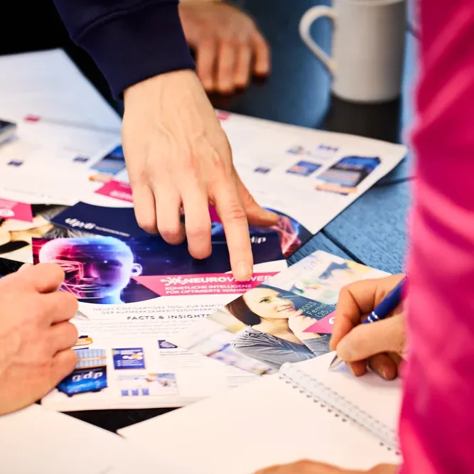 gdp_Shooting_10_12_2025_Haende_Flyer_Stift_Block_5562-cropped