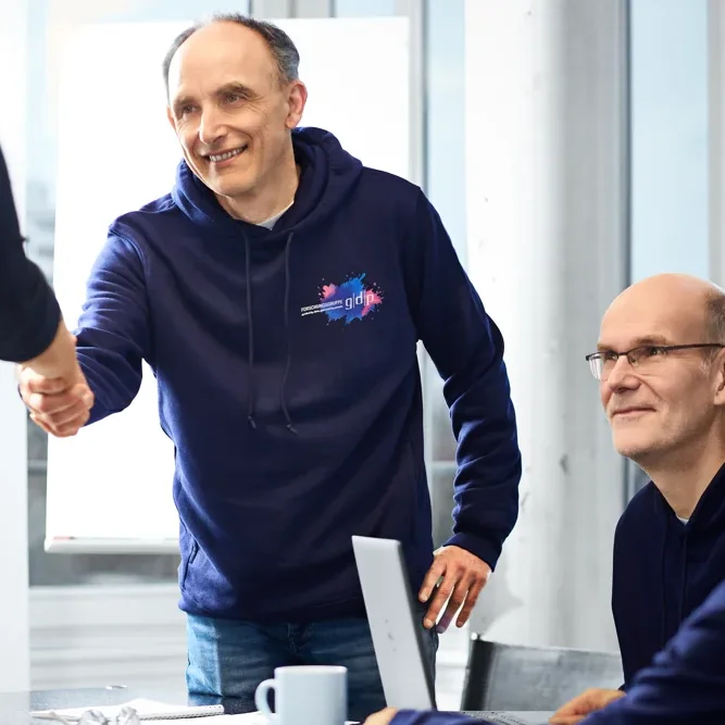 gdp_Shooting_10_12_2025_Haende_schuetteln_cropped